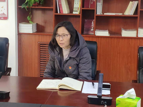 工会主席李金环发言