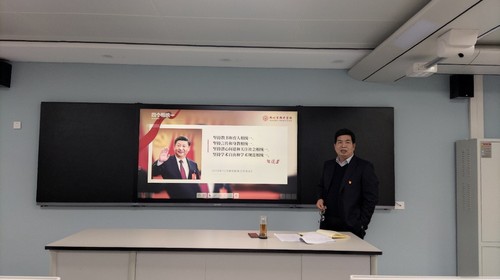 王校长代表学校对全体教师提出要求
