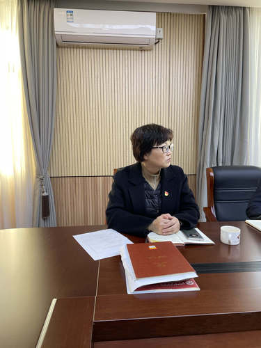 学校党总支书记传达精神