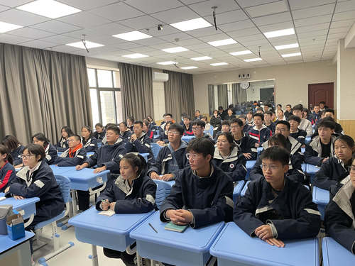 学生认真听课