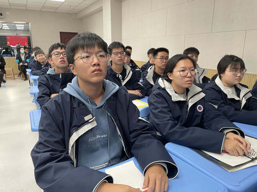 学生认真听