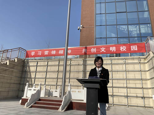 党员教师代表孙燕梅老师向全校师生学生发起了学雷锋的倡议