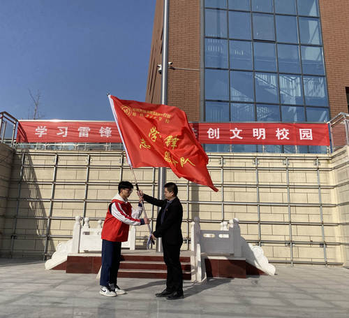 团委书记闫山林向志愿队代表授旗