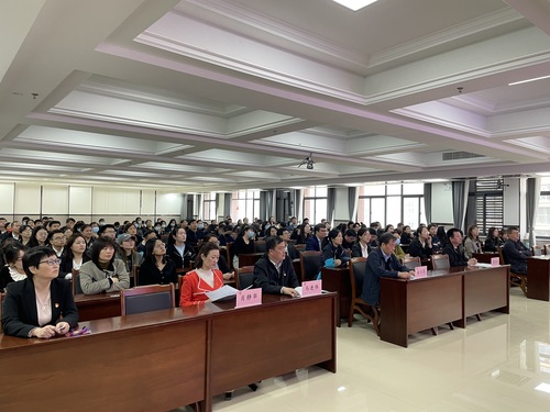 认真聆听报告
