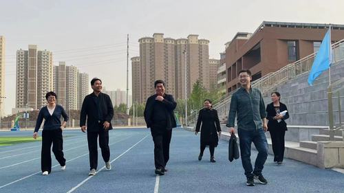 检查组莅临郑开学校检查督导        （图一）