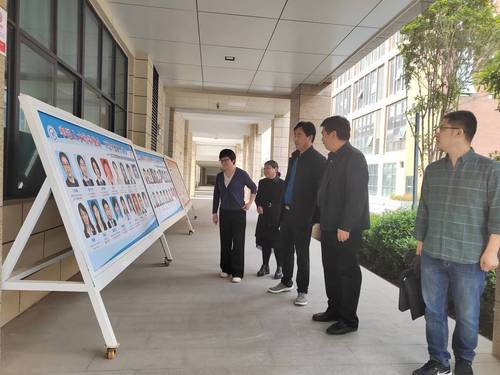 检查组实地走访校园查看学校师德师风宣传板报（图三）